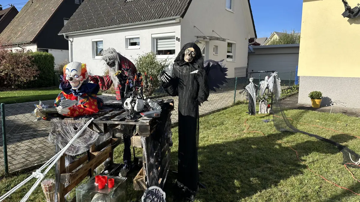 Mit viel Liebe zum Detail entwirft die Schwenningerin Jennifer Stancanelli die Halloweenlandschaft.