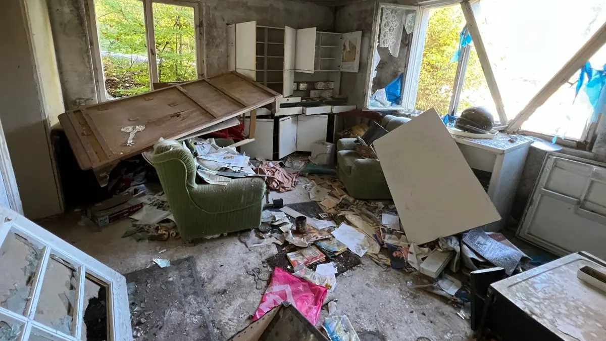 Einst mag es ein Wohnzimmer gewesen sein. Gemütlich ist in diesem einstigen Sozialwohnhaus in Triberg allerdings nichts mehr. Die ehemaligen Bewohner haben viel kaputtes Mobiliar zurück gelassen.