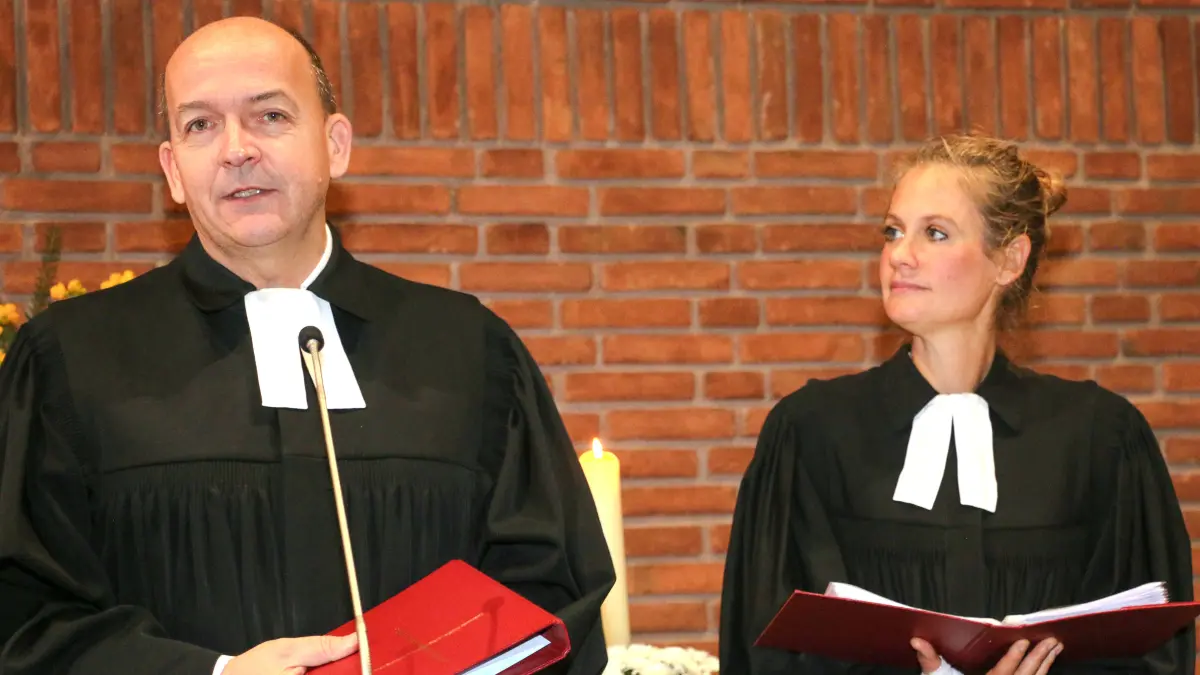 Dekan Rainer Becker und Pfarrerin Anna Schimmel hielten den letzten Gottesdienst in der evangelischen Kirche in Ichenheim.