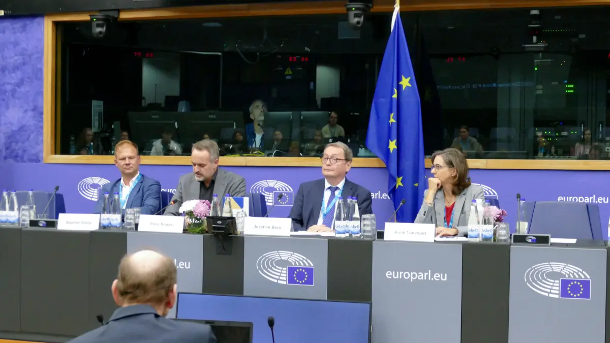 v.l.n.r. Im Europäischen Parlament diskutieren Prof. Dr. Stephan (Grohs DUV Speyer), René Repasi (MdEP), Prof. Dr. Joachim Beck (Rektor HS Kehl) und Anne Thevenet (stellv. Direktorin des Euro-Instituts) über die Übersetzung von politischem Willen in europäische Handlungsfähigkeit.