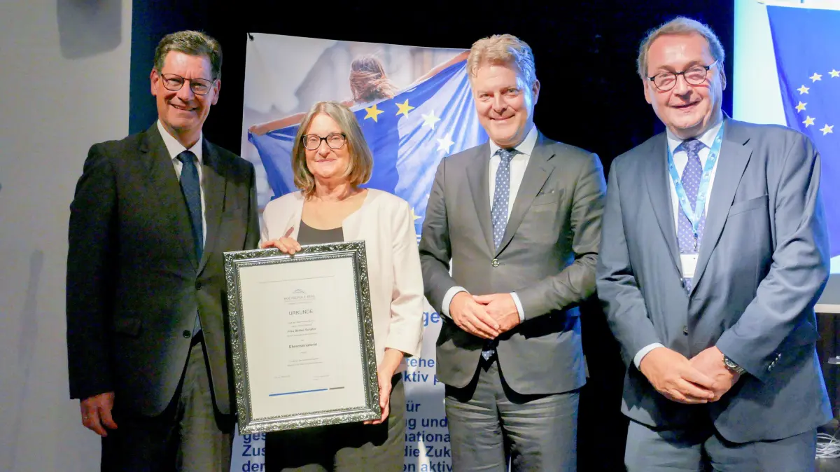 Laudator Julian Osswald (links), MdEP Dr. Andreas Schwab (Zweiter von rechts) und Rektor Prof. Dr. Joachim Beck (rechts) gratulieren Bärbel Schäfer zu ihrer Ehrensenatorinnenwürde.
