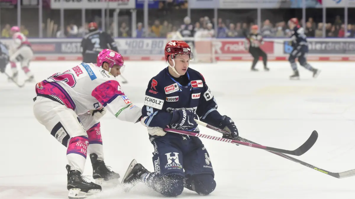 SERC Schwenninger Wild Wings (blau) - Berlin (weiss-pink), v.l. 40 BER Korbinian Geibel + Philip Feist (9) Sturm SERC Wild Wings