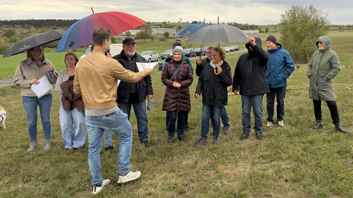 Jens Ender, Rektor der Werkrealschule Hechingen, übergibt die Urkunden an die Baumpaten.