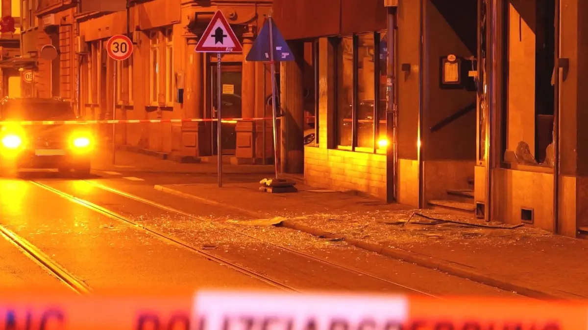 Explosion in Mannheimer Cafe: In einem Cafe (r) im Mannheimer Stadtteil Neckarstadt hat es in den frühen Morgenstunden eine Explosion gegeben. Dabei wurde eine Person leicht verletzt, wie die Polizei mitteilte. (zu dpa: «Explosion in Mannheimer Café - Angriff mit Sprengkörper?»)