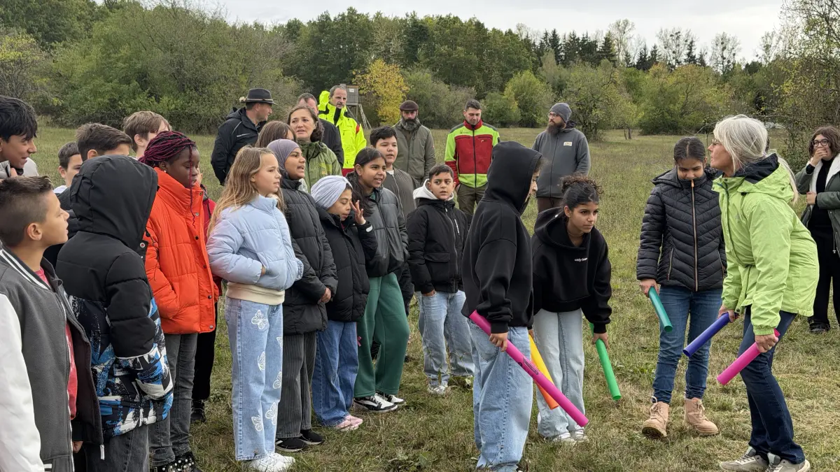 Mit einer musikalischen Einlage bereichern die Schüler der Werkrealschule Hechingen die Baumpflanzaktion auf dem neuen Irma-West-Hain auf dem Kreuzwassen.