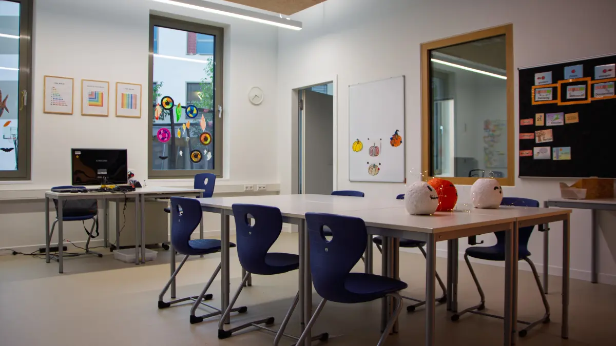 Insgesamt kann die Schule bis zu 55 Schüler aufnehmen. Zum Kollegium gehören 19 Lehrkräfte.