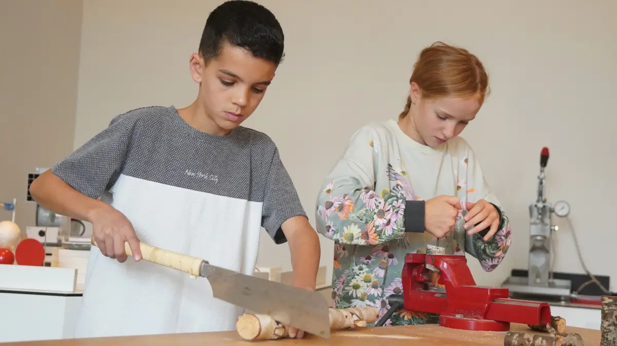 Auch im Kinder- und Jugendmuseum gibt es in den Herbstferien etwas zu erleben. Auf diesem Archivbild experimentieren Anni und Emanuel.
