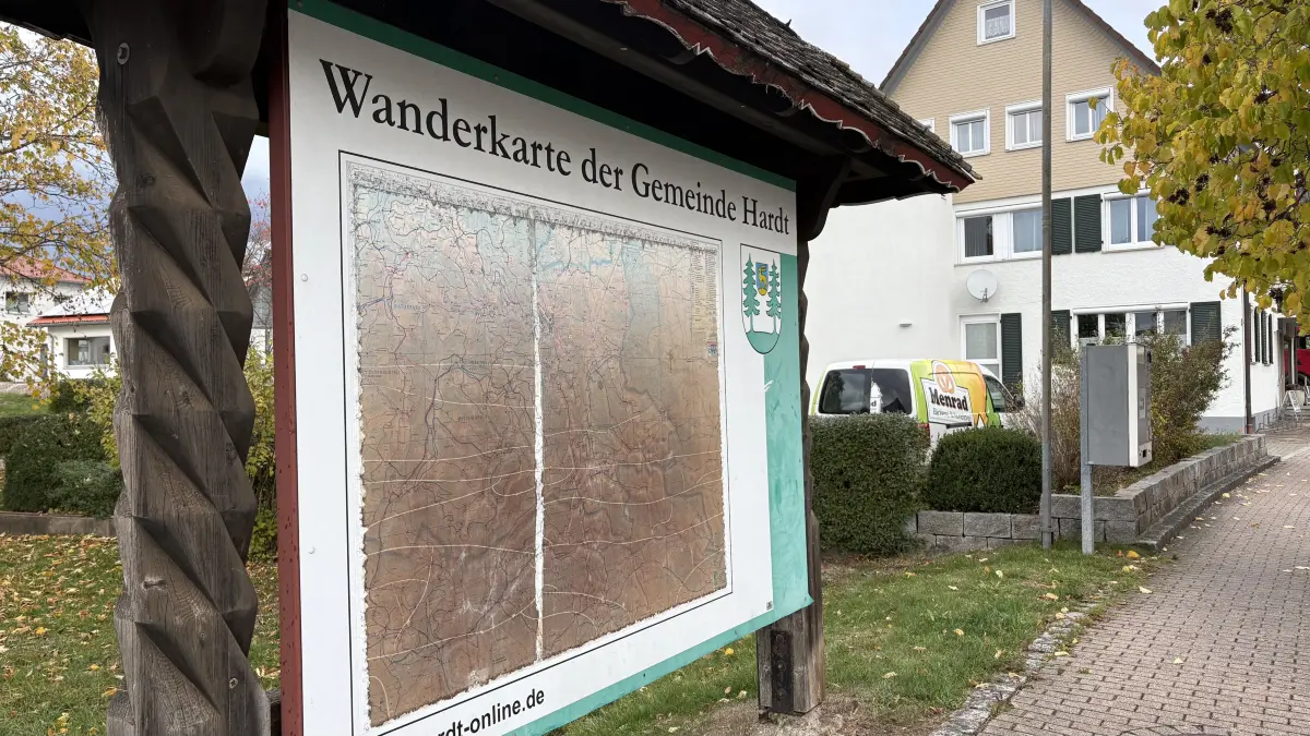 Die Wanderkarte ist zerschlissen.