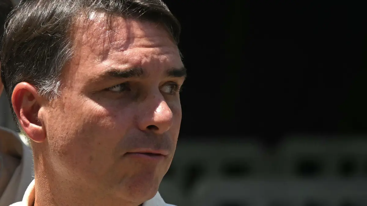 FILES-BRAZIL-ELECTION-RUNOFF-BAN: (FILES) Brazil's right-wing senator and presidential candidate for the Liberal Party (PL) Flavio Bolsonaro gestures on arrival for a campaign meeting at Itanhanga neighborhood, in the southwest zone of Rio de Janeiro, Brazil on October 9, 2026. Flavio Bolsonaro on October 25, 2026 said a Supreme Court justice had banned him from leaving Brazil, one day after he lost presidential elections and refused to concede defeat. (Photo by MAURO PIMENTEL / AFP)