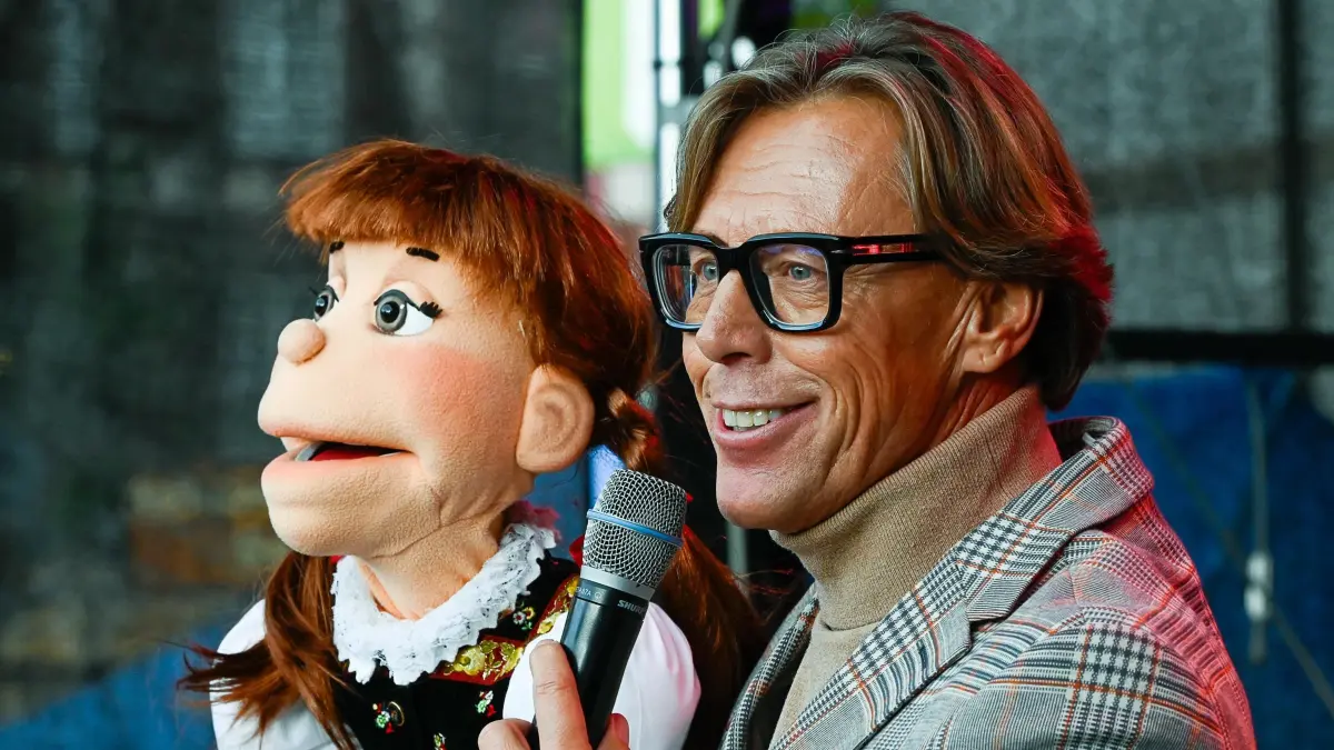 Hansy Vogt, unter anderem als Bauchredner mit seiner Puppe „Schwarzwald-Marie“, war das Zugpferd auf der Schlagerparade am ersten Sonntag der Chrysanthema.