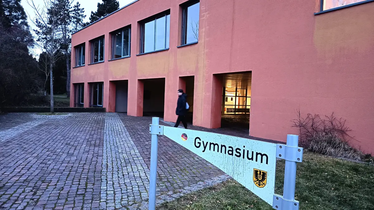 Der heutige Haupteingang des Trossinger Gymnasium ist wenig einladend, mit dem dreistöckigen Anbau für Fachräume, der im Sommer 2027 begonnen wird, entsteht ein neuer zentraler Haupteingang samt Aula.