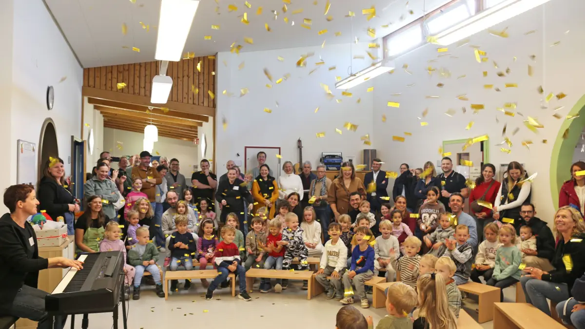 Die Kinder feierten das Jubiläum der Kita mit einem Liedbeitrag und einer Konfettikanone.