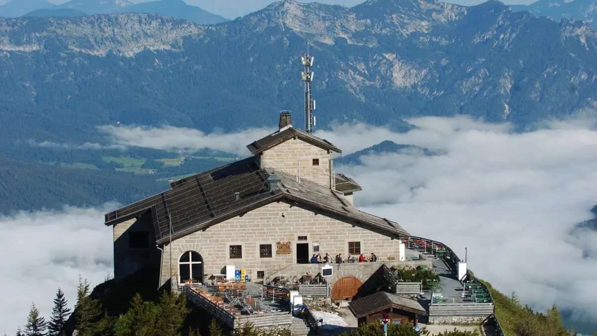 Feuer im Kehlsteinhaus: Das Kehlsteinhaus, aufgenommen am 21.06.2004 auf dem 1835 Meter hohen Kehlstein oberhalb von Berchtesgaden. In der Gaststätte hat es nun einen Großbrand gegeben. (zu dpa: «Polizei ermittelt zu Fotos aus Kehlsteinhaus-Ruine»)