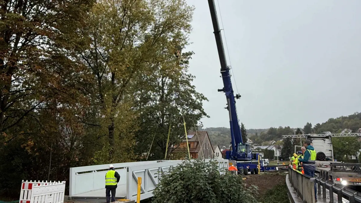 Die neue Brücke über den Steinenbach in Hauingen wurde vor einigen Tagen mit einem Schwerlastkran eingesetzt. Sie stellt eine Verbindung zum künftigen Dreilandklinikum dar.