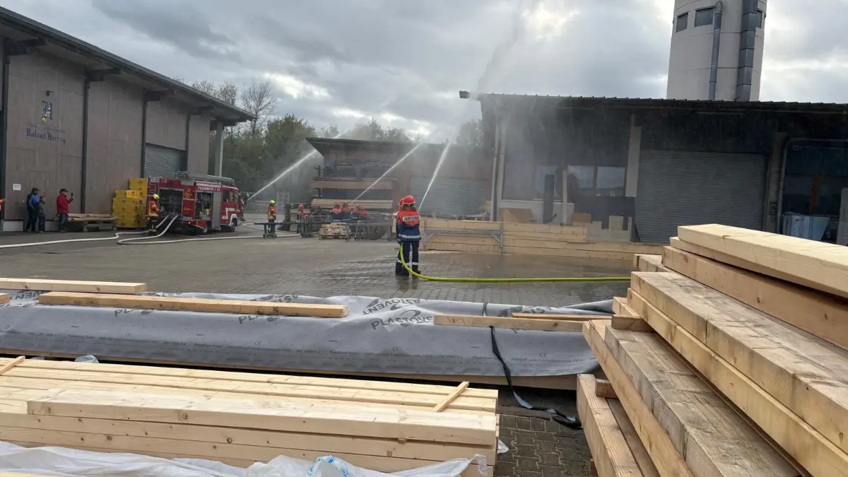 Die Jugendfeuerwehr im Industriegebiet zur großen Schauübung.