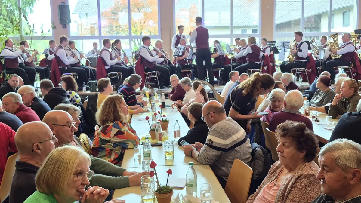Beste Stimmung war in der Weilstetter Halle beim Weinfest des Musikvereins.