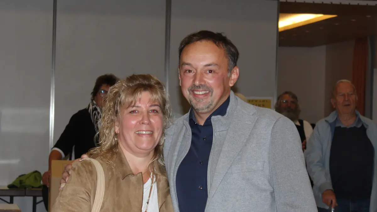 Er wird künftig die Geschicke Gechingens leiten: Miguel Pires Marques mit seiner Frau Patricia am Abend nach dem ersten Wahlgang am 11. Oktober.