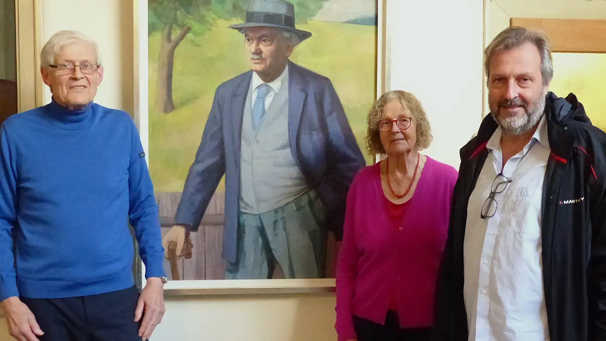 Gerhard Kälberer (von links) und Christine Dietz (beide Kinder Paul Kälberers) und Jürgen Kälberer, Enkel des Künstlers und Stiftungsvorsitzender vor dem Porträt von Reinhold Naegele – einem Künstlerfreund und wichtigen Mentor der südwestdeutschen Kunst der Zwischenkriegszeit.