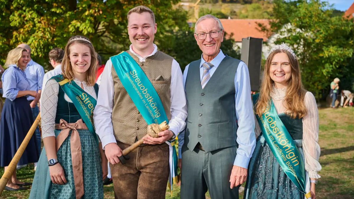 (v.l.n.r.: Nadine Haderer, Jahn-Louis Blessing, Landrat Roland Bernhard, Linda Österle)