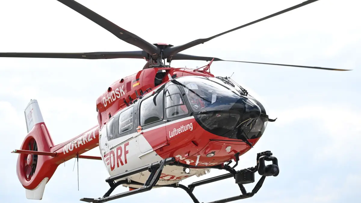 Rettungshubschrauber: Ein Hubschrauber der Deutschen Luftrettung fliegt bei einem Rettungseinsatz. (zu dpa: «Autofahrerin stirbt nach Frontalzusammenstoß in Klinik»)