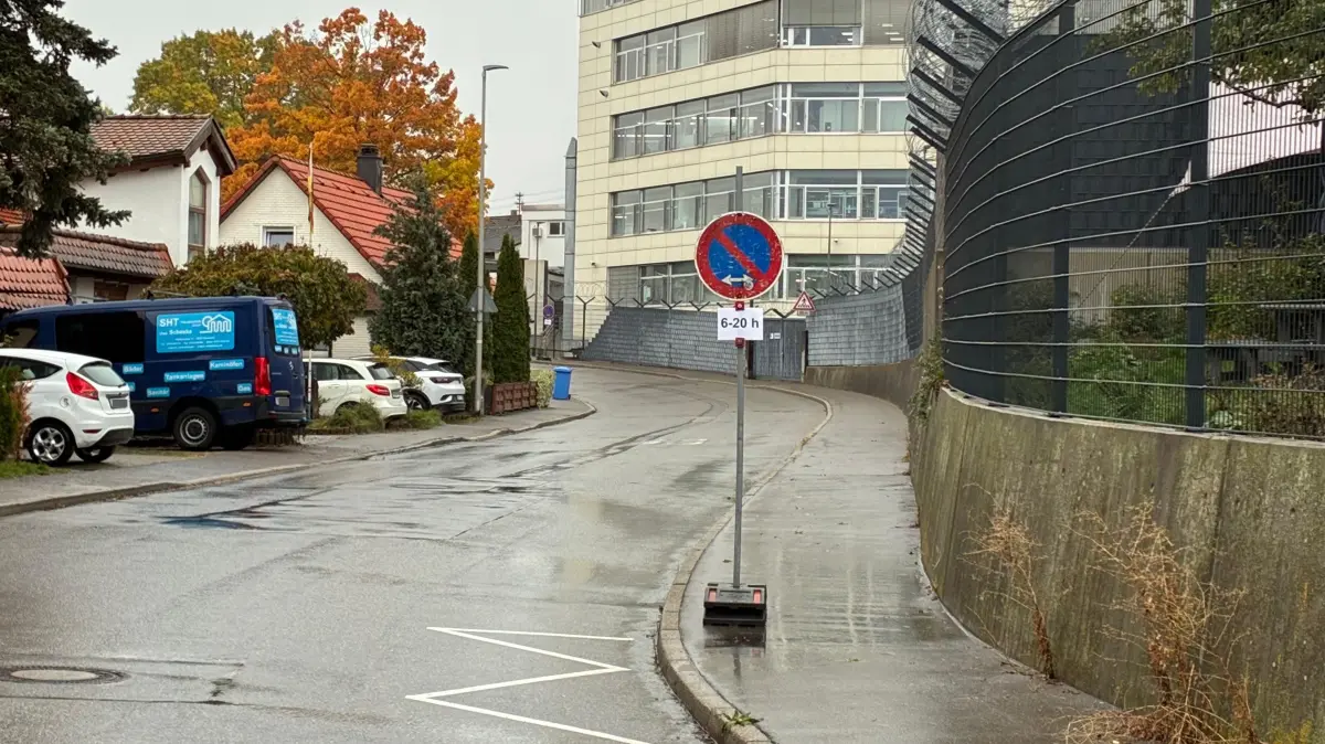 Die Stadt hat unter anderem in der Pfäfflinstraße ein eingeschränktes Halteverbot von 6 bis 20 Uhr eingeführt.