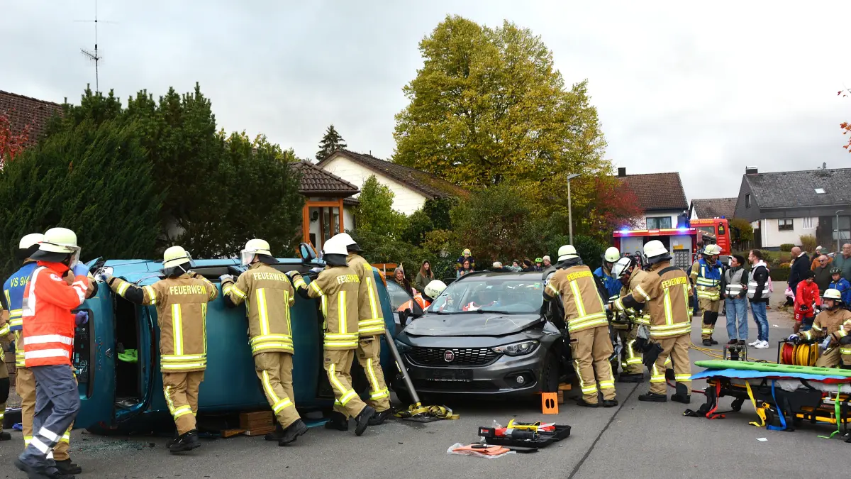 Ein Verkehrsunfall mitten in Pfaffenweiler mit im Auto eingeklemmten und verletzten Personen war die Übungsannahme bei der Herbsthauptprobe der Feuerwehr Pfaffenweiler.