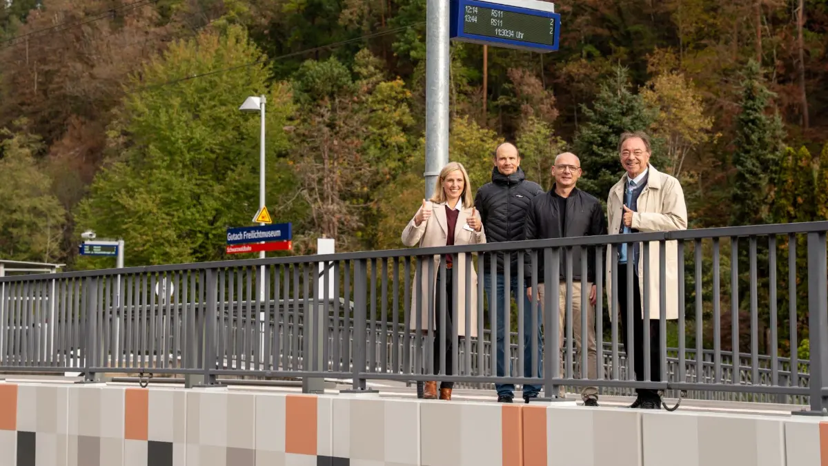 Über die Auszeichnung als „zukunftsfähiger Bahnhof“ freuen sich (von links): Margit Langer, Geschäftsführerin des Freilichtmuseums Vogtsbauernhof, Marcel Klement-Berger und Rolf Band von der DB „InfraGO“ sowie Gutachs Bürgermeister Siegfried Eckert.