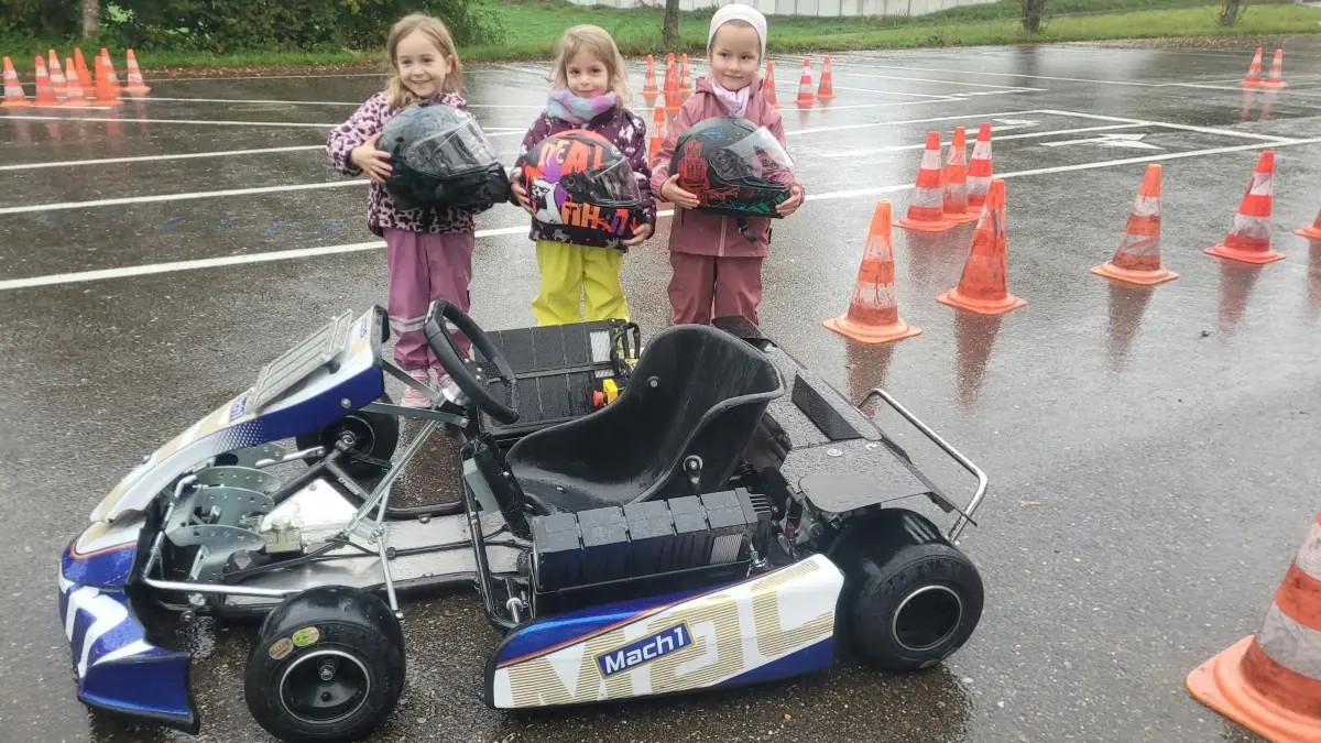 Drei junge Nachwuchsfahrerinnen des ADAC-Ortsclubs Ergenzingen beim Kart-Schnuppertraining auf dem Bahnhofsplatz.