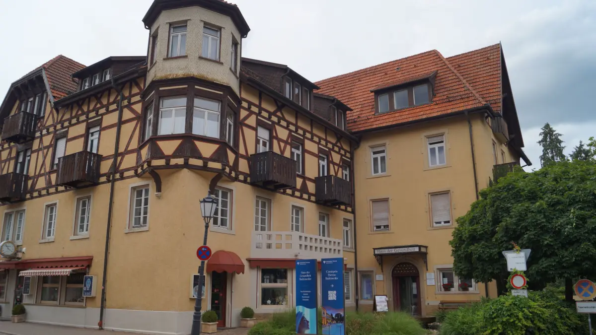 Zum 1840 errichteten Haus in der Kaiserstraße 3 (gelb mit Fachwerk) gehört das sich daran anschließende „Haus der Gesundheit“.