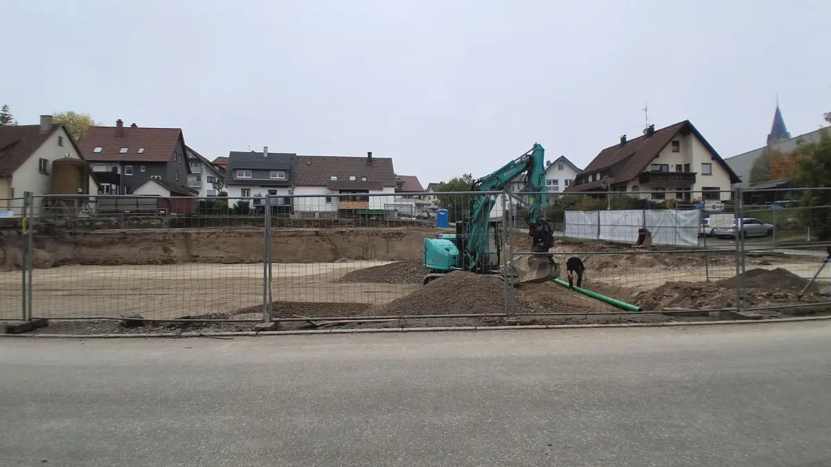 Für den Rückkauf der Praxisräume im künftigen Dunninger Ärztehaus muss die Gemeinde statt der geplanten 1,7 Millionen Euro 1,9 Millionen Euro in die Hand nehmen. Die Umsatzsteuer war bisher nicht berücksichtigt. Derzeit laufen die Ausgrabungsarbeiten.