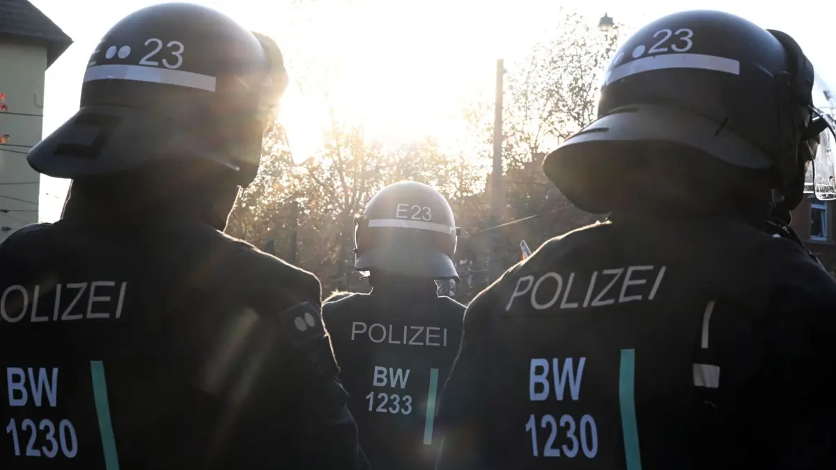 Einsatzkräfte der Polizei - Symbolbild: Einsatzkräfte der Polizei stehen am Rande einer rechten Kundgebung. (zu dpa: «Gen-Z-Demos: Hagel sagt Jüdinnen und Juden Schutz zu»)