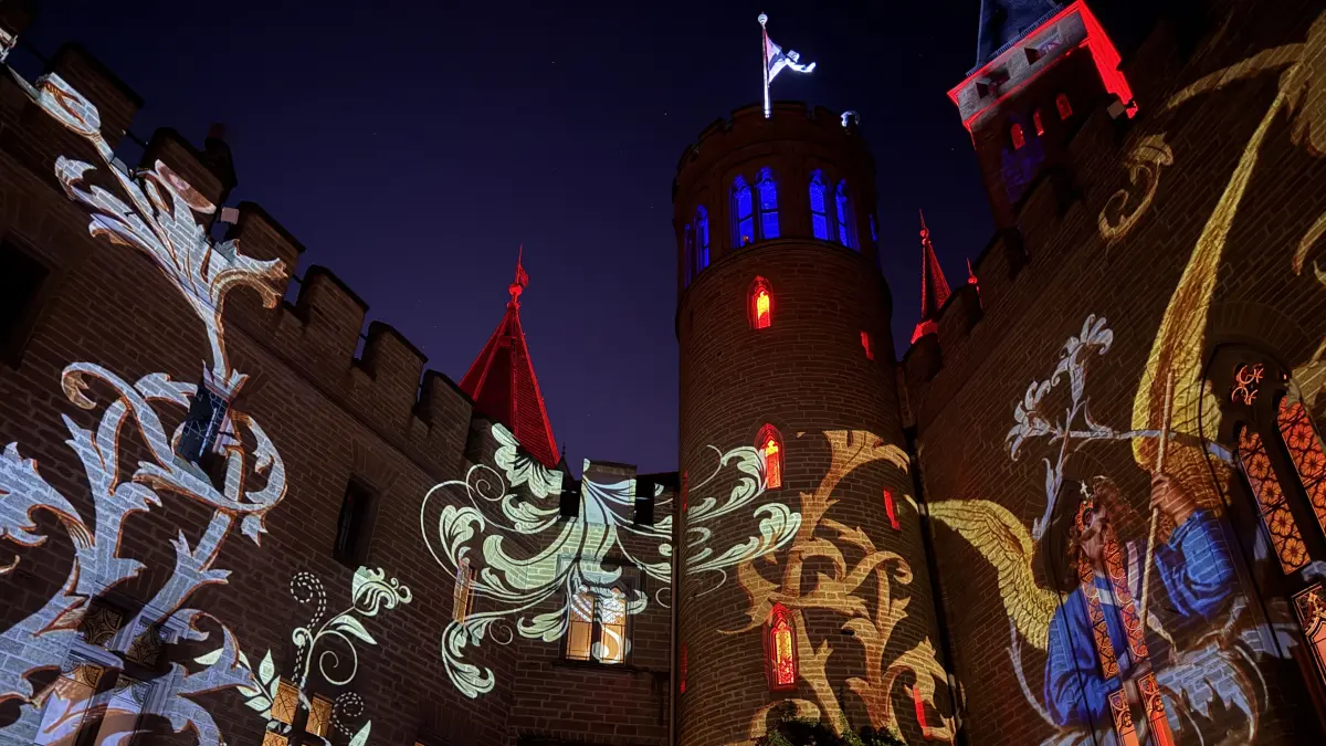 Die Wände der Burg Hohenzollern werden während des Winterzaubers zur Projektionsfläche.