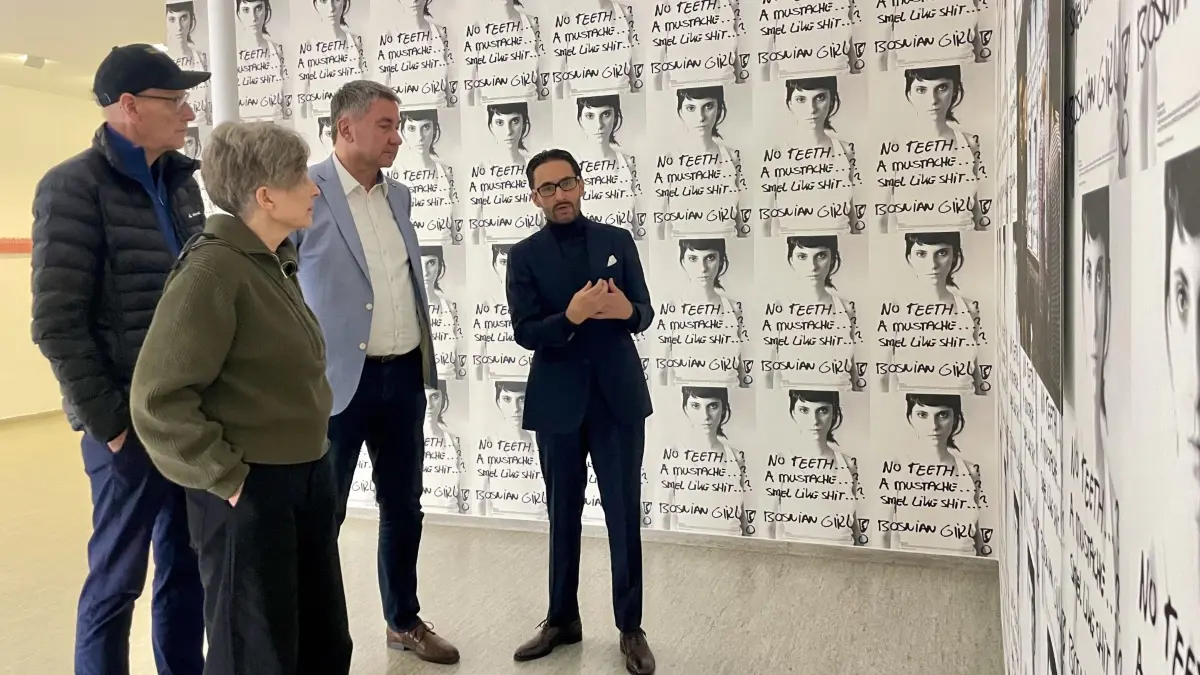 Galerieleiter Alejandro Perdomo Daniels führte Bürgermeister Detlev Bührer und interessierte Besucher durch die aktuelle Ausstellung der Städtischen Galerie.