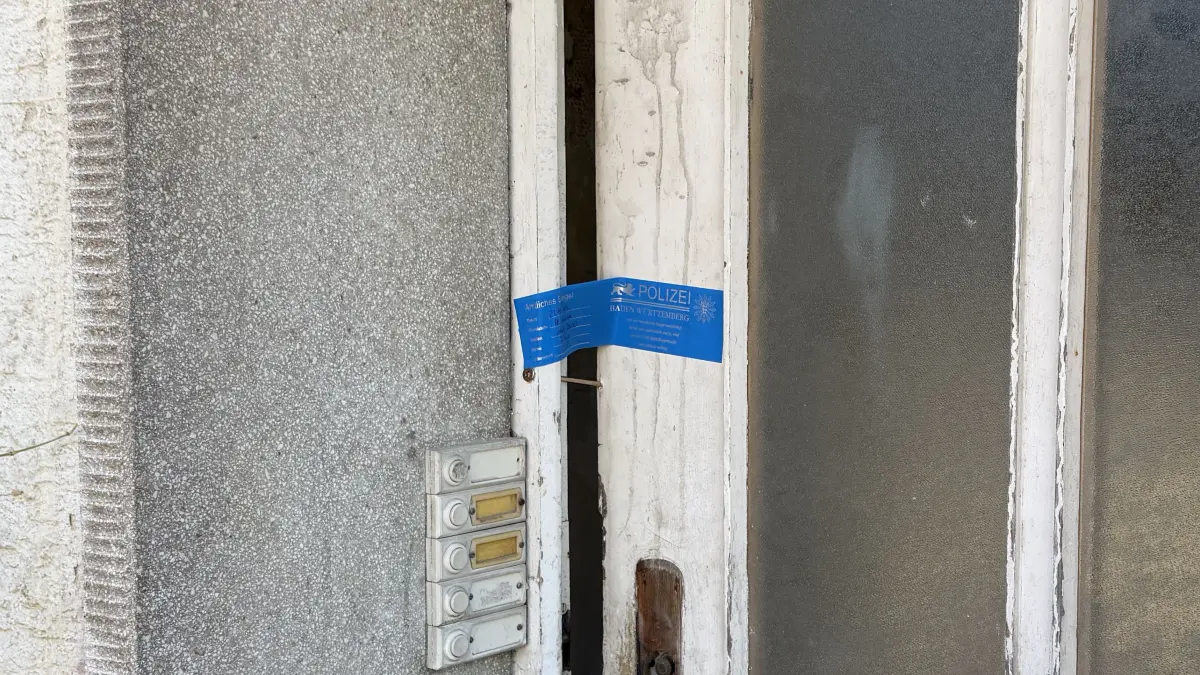 Amtlich versiegelt hat die Polizei die Tür zum Haus an der Runkellenstraße, in dem es am Freitag vergangener Woche brannte.