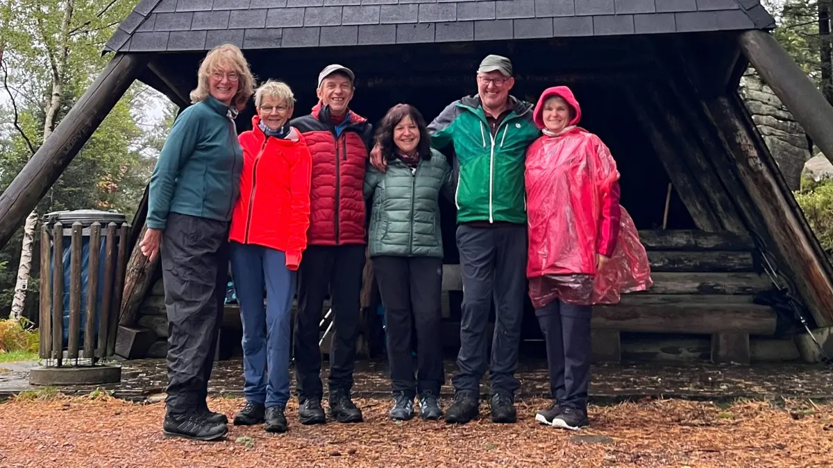 Wandergruppe des Schwarzwaldvereins Lauterbach vor der Hütte am Staufenkopf