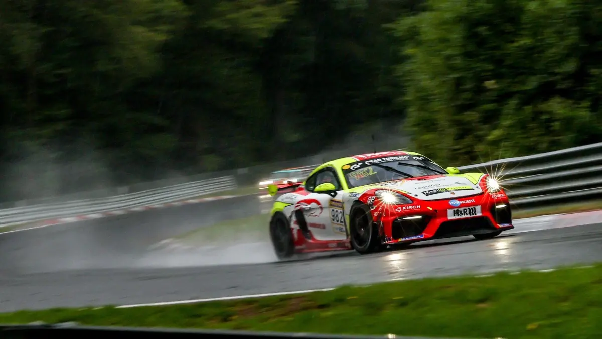 Nach unglücklichen Ergebnissen in den letzten drei Rennen fielen der Rottweiler Lion Düker und sein noch von Rang eins auf Platz vier in der Cup3 AM-Wertung der Porsche Endurance Trophy Nürburgring (PETN) zurück.