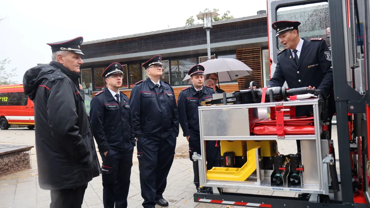 Feuerwehrkommandant Gerd Wimmer (rechts) erklärt seinen Kameraden die Besonderheiten des nagelneuen Feuerwehrfahrzeugs HLF 10.