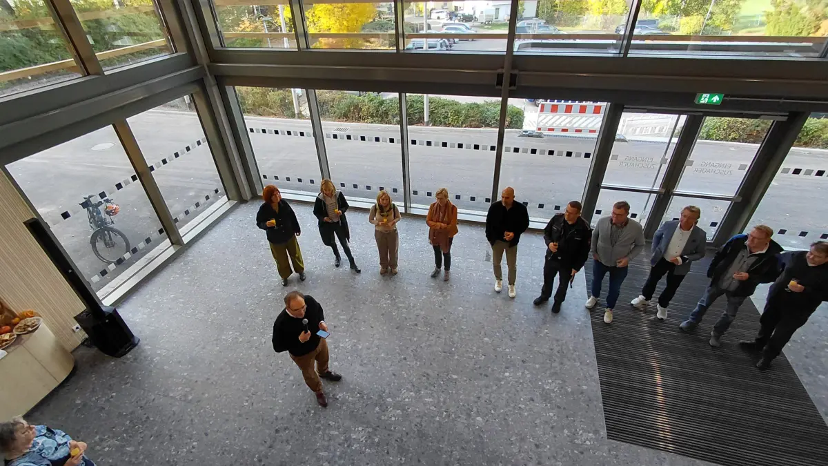 OB Florian Kling begrüßte die Besucher im neuen, lichtdurchfluteten Foyer.
