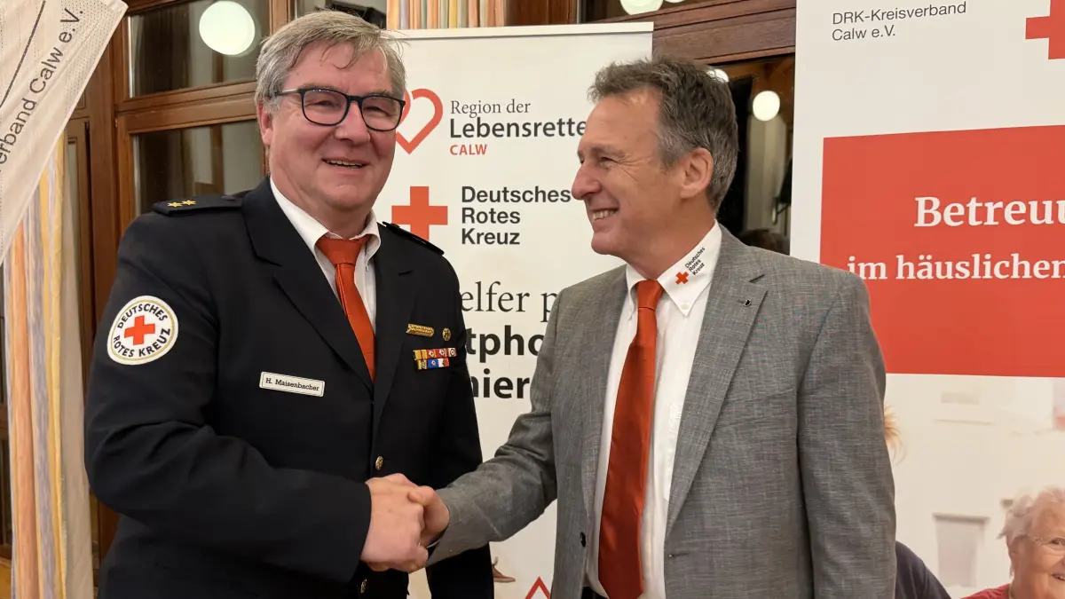 Präsident Walter Bäuerle - rechts - gratuliert Holger Maisenbacher zum neuen Amt als Rotkreuzbeautuftragter für das DRK Kreis Calw
