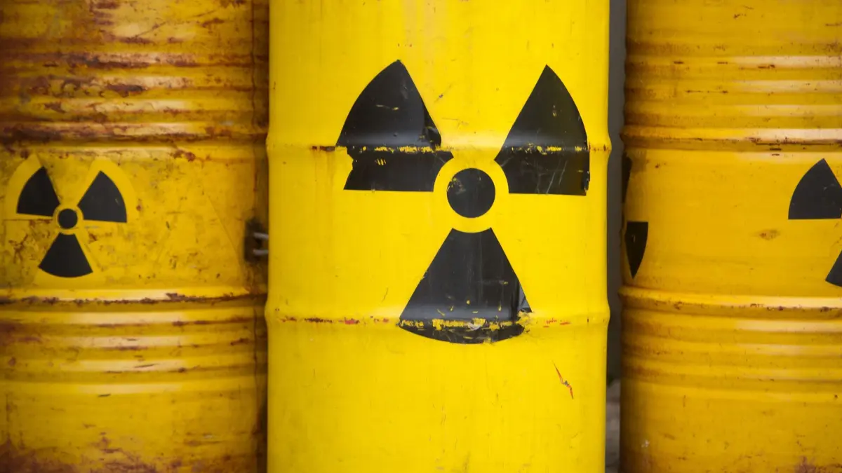 Debatte um Atommüll-Endlager: Gelbe Tonnen mit einem Radioaktiv-Zeichen stehen bei einer Demonstration in Gorleben. (zu dpa: «Atommüll-Endlager: Brandenburg bleibt im Rennen»)