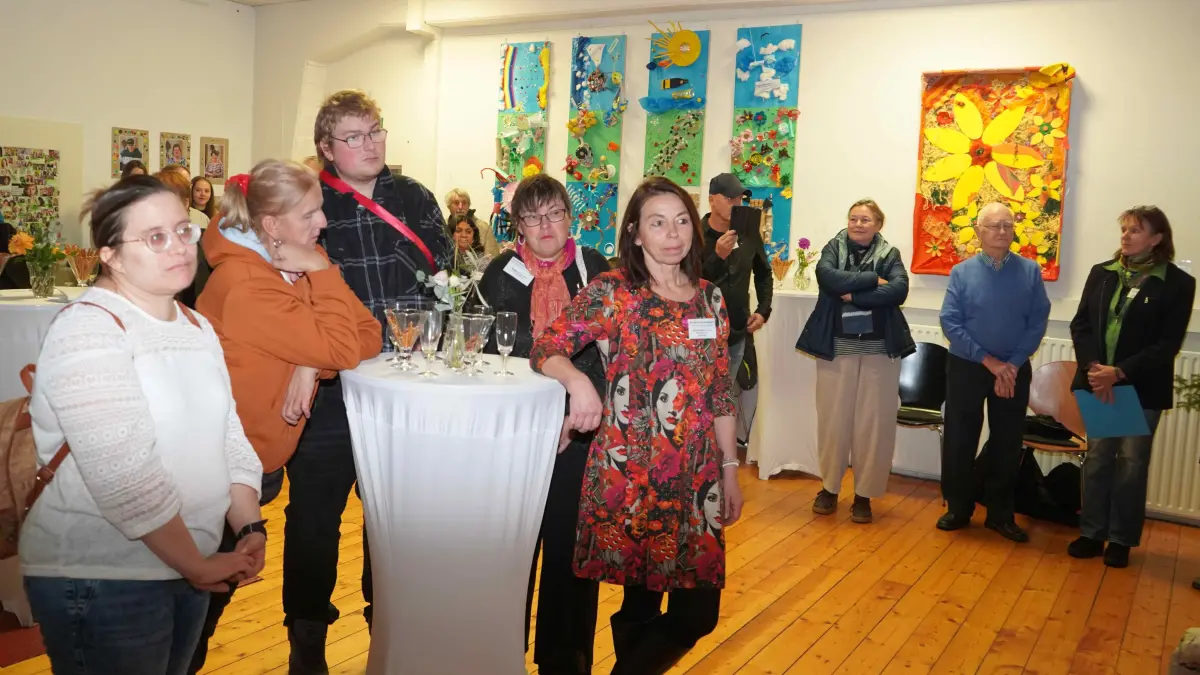 Mit einem interessanten Gesellen, einem Werk aus diesem Kunstprojekt, präsentierten sich bei der Ausstellungseröffnung vier der Künstler.