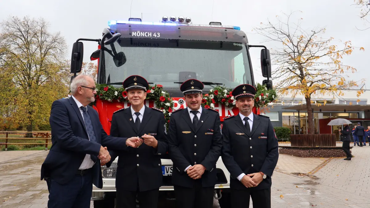 Bürgermeister Rudolf Fluck bei der symbolischen Schlüsselübergabe an Feuerwehrkommandant Gerd Wimmer und seine beiden Stellvertreter Manuel Weißhaar und Marcel Cattaris (von links).