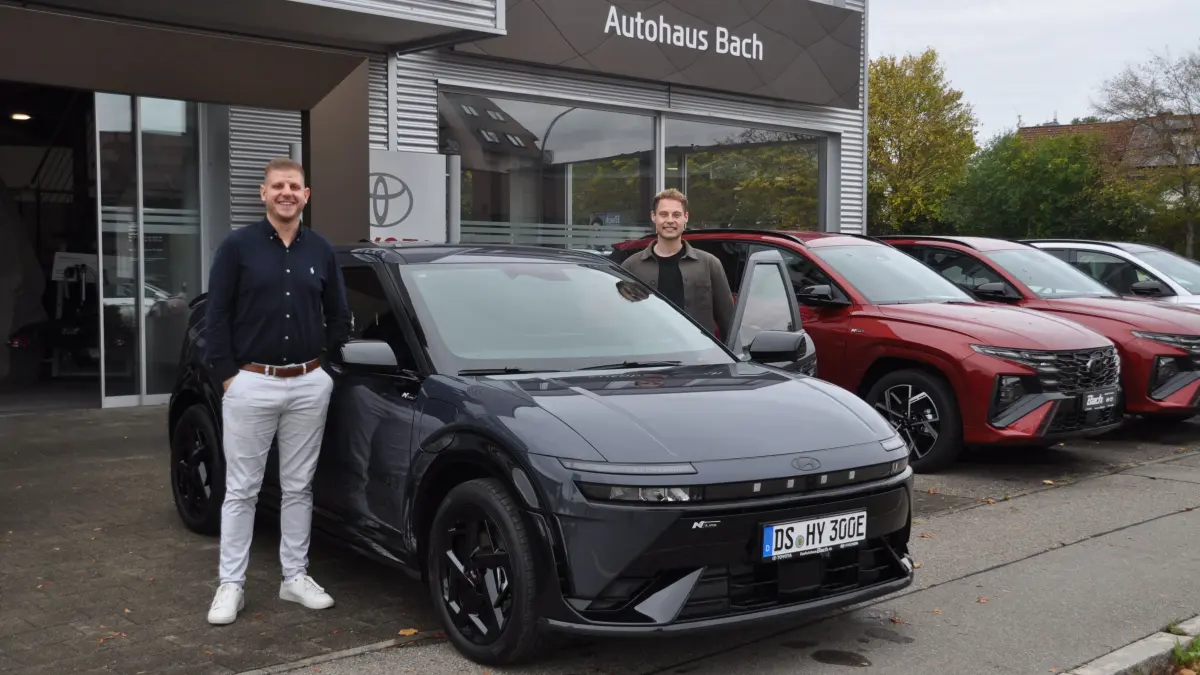 Im Hyundai-Autohaus Bach in Donaueschingen wird das neue E-Modell IONIQ 3 vom Niederlassungsleiter Fabian Wolpert (rechts) sowie Ivan Vorih aus dem Verkauf (links) präsentiert. Auf dem Bild ist die sportliche Ausführung der N Line zu sehen.