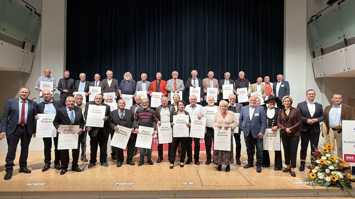 Die Altmeister aus dem Zollernalbkreis und darüber hinaus wurden mit dem Goldenen Meisterbrief in der Festhalle in Ebingen ausgezeichnet.