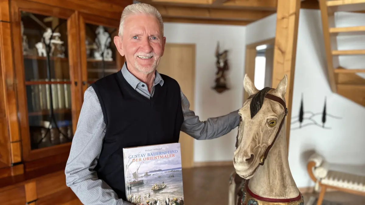 Richard Weinzierl leitet das Bauernfeind-Museum in Sulz am Neckar und ist Vorsitzender des Fördervereins Kulturhaus Sulz. Er hat bereits ein Buch über den Orientmaler verfasst – und arbeitet bereits am nächsten. Auch privat ist er ein Freund schöner Dinge, wie dieses historische Zirkuspferd in seinem Wohnzimmer beweist.