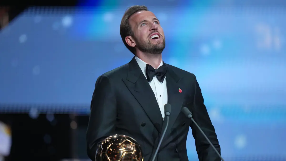 Ballon d'Or 2026: Der englische Fußballspieler Harry Kane erhält im London Palladium Theatre im Rahmen der Ballon-d’Or-Verleihung die Trophäe als Spieler des Jahres. (zu dpa: «Bilder des Tages»)