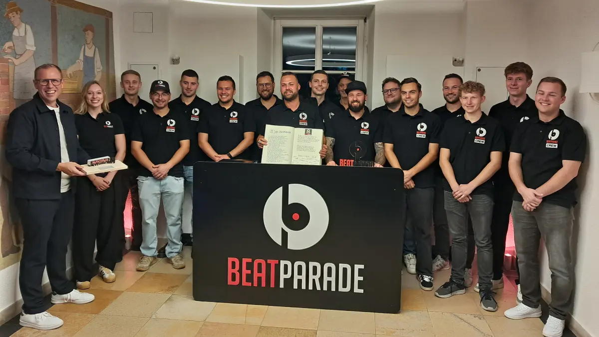 Die Ehrenamtlichen des Beatparade-Organisationsteams freuen sich über den Eintrag ins Goldene Buch der Gemeinde Empfingen. Mit ihnen freut sich Bürgermeister Ferdinand Truffner (links).