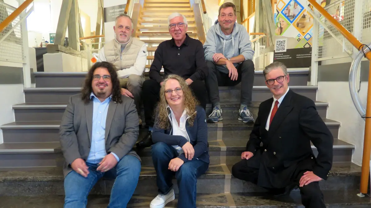 Blicken beim Pressegespräch