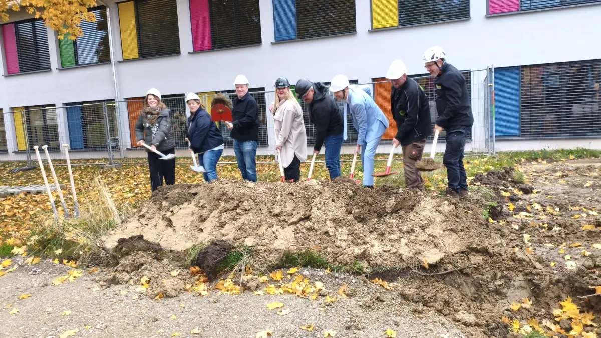 Auf dem Wiesengrundstück vor der Grundschule Villingendorf setzen von links Petra Holzer-Schöne, Leitung Ganztagsbetreuung, Bianca Hezel, Leitung Kindergartenleitung Obere Gasse, Markus Fischinger, Rektor der GRS, Stefanie Leicht, Architektin, Ktl-Architekten, Sascha Müller, leitender Architekt, Ktl Architekten, Bürgermeister Marcus Türk, Andreas Bantle, Bantle Transporte, Frank Groß, BTS den symbolischen ersten Spatenstich für den neuen Erweiterungsbau.
