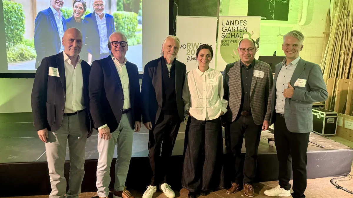 Beim 4. Rottweiler Wirtschaftstreffen „voRWärts Wirtschaft 2028“ in der Holzmanufaktur Rottweil (von links): Günther Seitz, Alexander Keller, Hermann Klos, Adelina Dodolli, Oberbürgermeister Christian Ruf und Wirtschaftsförderer Alexander Stengelin.